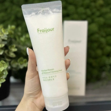 Мягкая пенка для умывания с хауттюнией FRAIJOUR Heartleaf Blemish pH Balanced Cleansing Foam